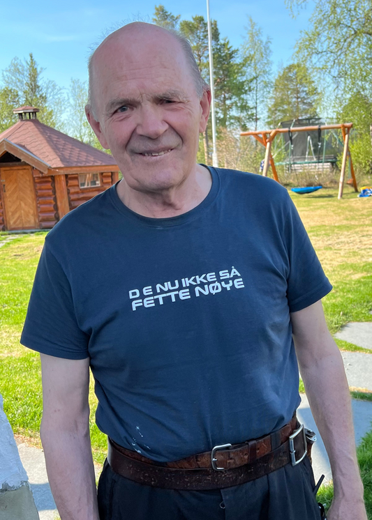 T-Skjorte "D E NU IKKE SÅ FETTE NØYE" T-Skjorte